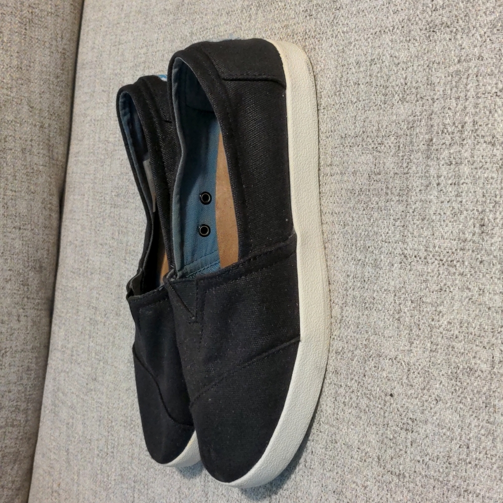 Tom's black slip-on sneaker size 8